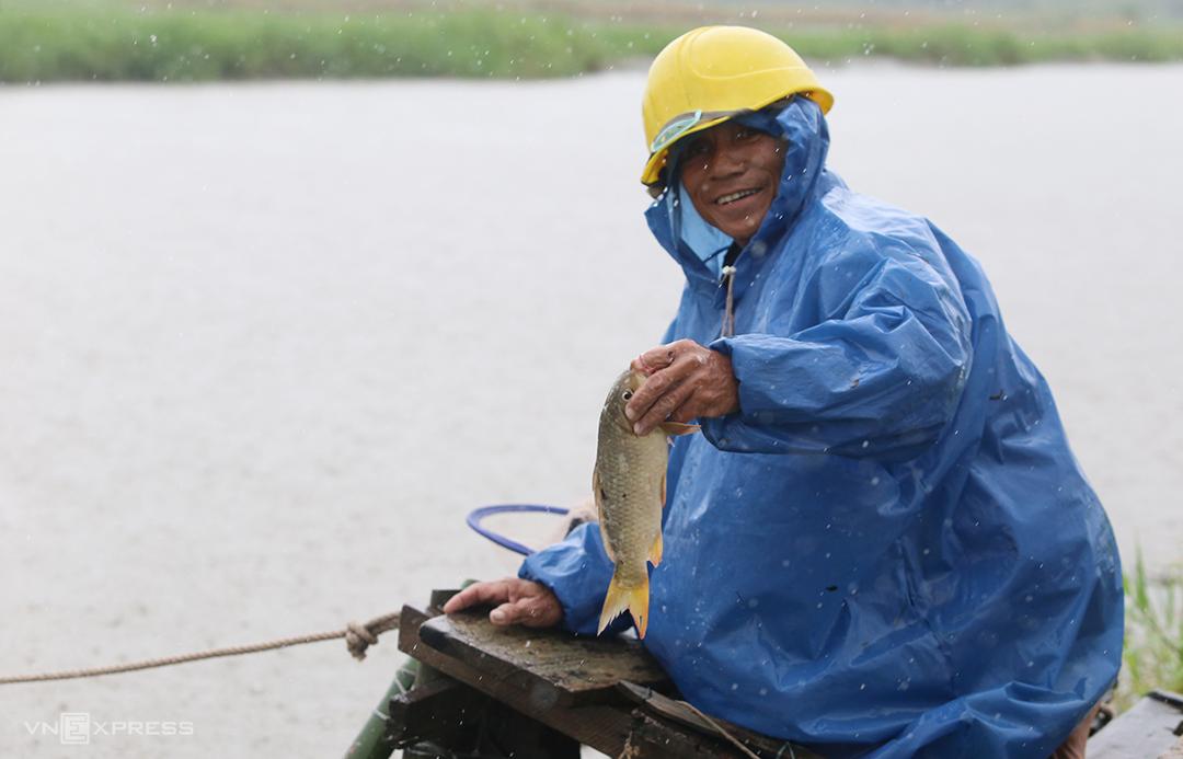 Bắt cá đồng mùa mưa lũ