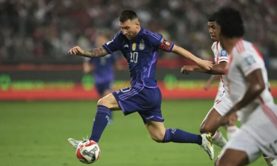 HLV Argentina: 'Messi chơi như không chấn thương'