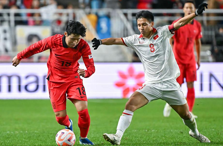 Đỗ Hùng Dũng: 'Rất khó học hỏi cầu thủ Nhật Bản, Hàn Quốc'