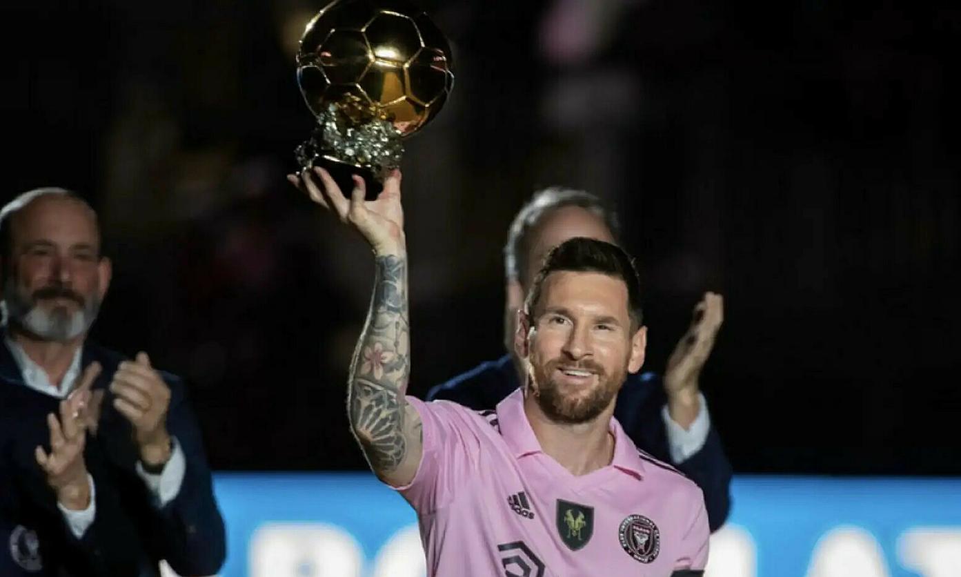Messi khoe Quả Bóng Vàng trước khán giả Mỹ