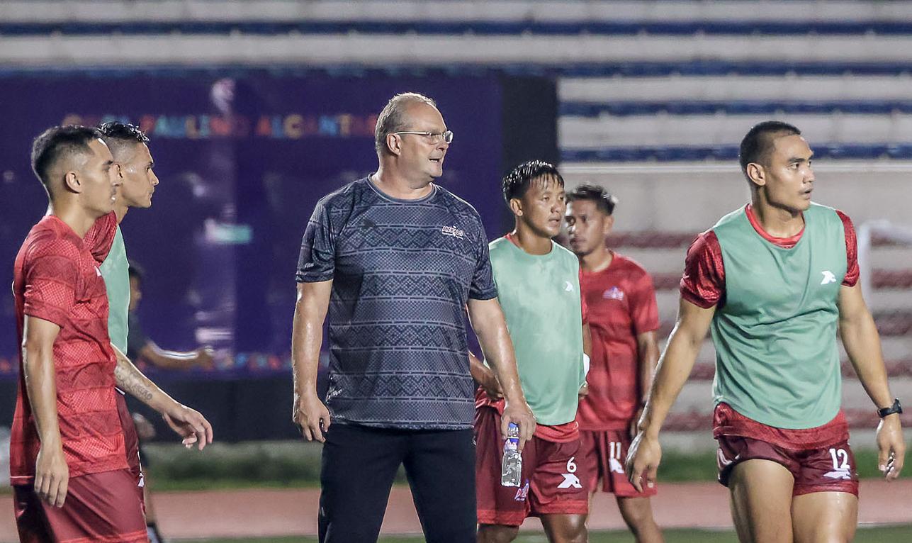 HLV Philippines nắn gân Việt Nam trước vòng loại World Cup