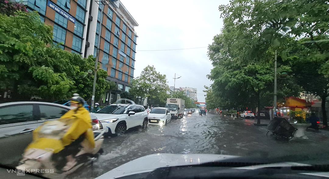 Đường phố Thanh Hóa thành 'sông' sau mưa lớn