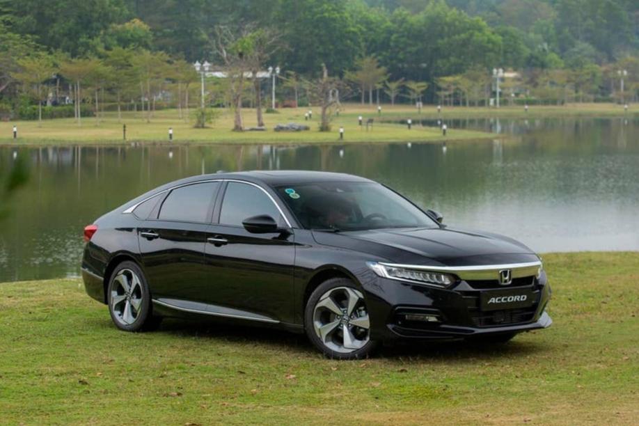 Honda Accord giảm 250 triệu đồng cho "suất nội bộ", giá mới rẻ hơn Camry