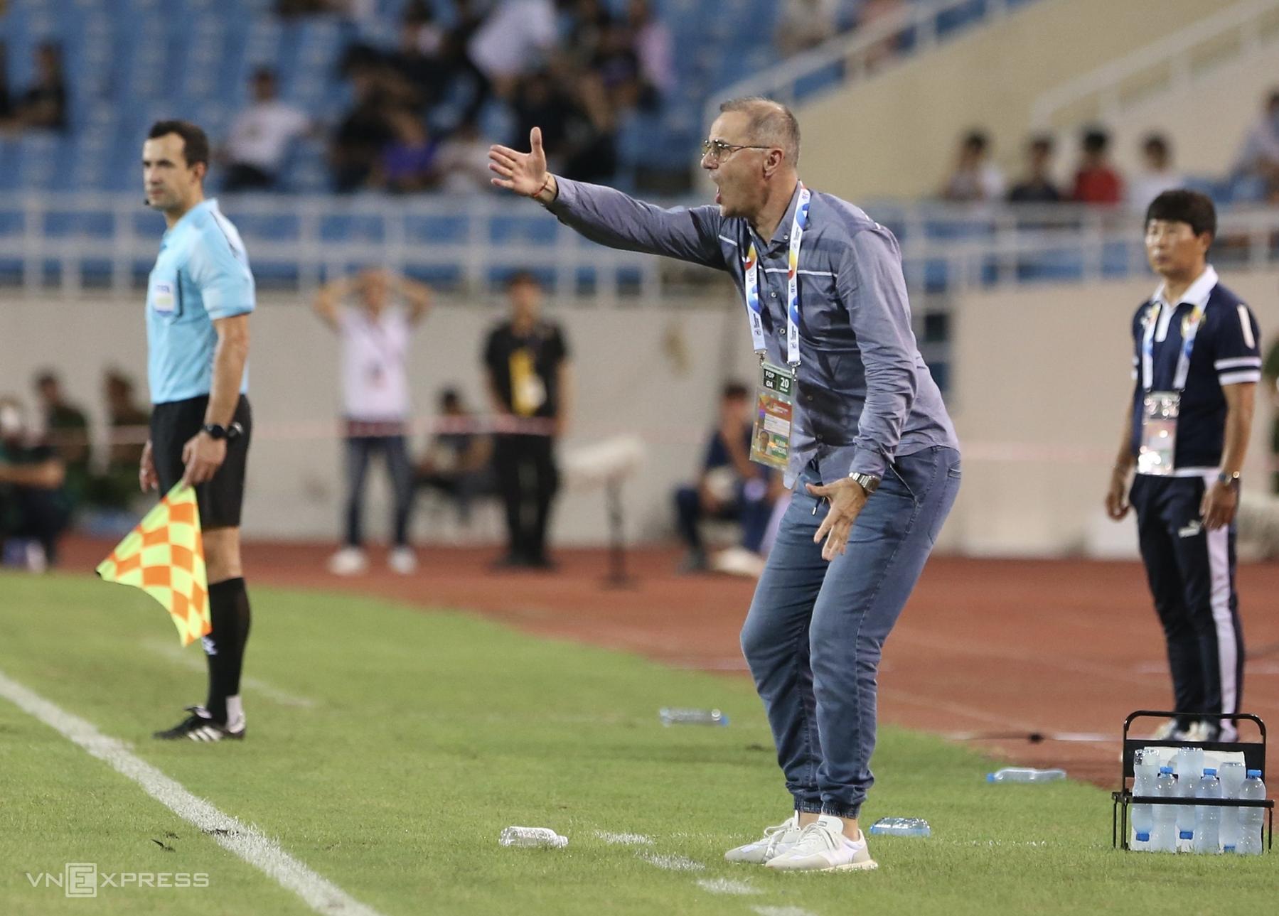 HLV Bandovic: 'Cầu thủ Hà Nội FC mất kiểm soát sau bàn thua đầu'
