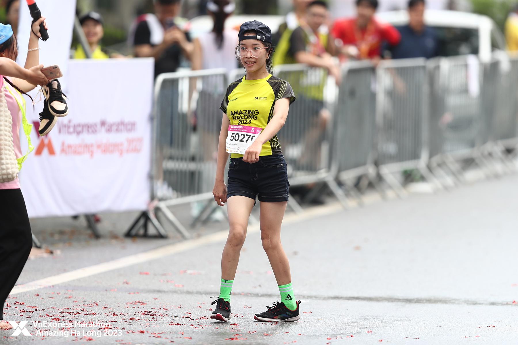 Cô gái về đích 5km trên đôi chân khuyết tật vận động