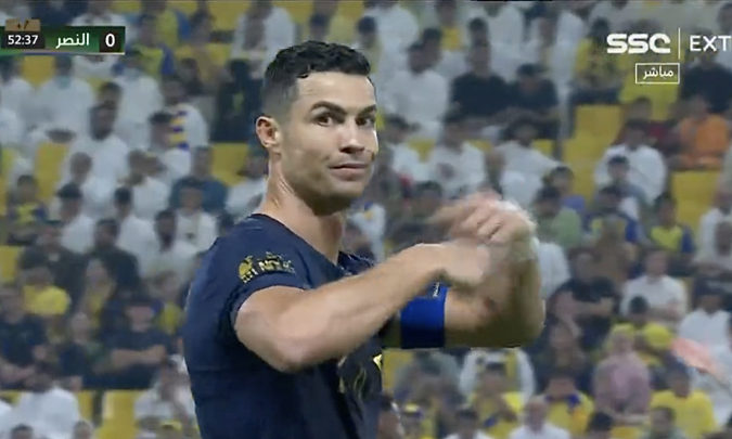 Ronaldo quát tháo, đòi thay trọng tài