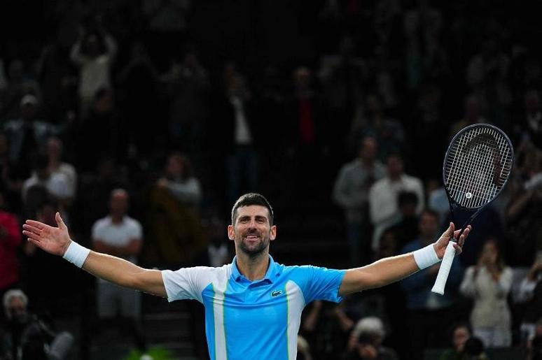 Djokovic thắng ngược ở bán kết Paris Masters