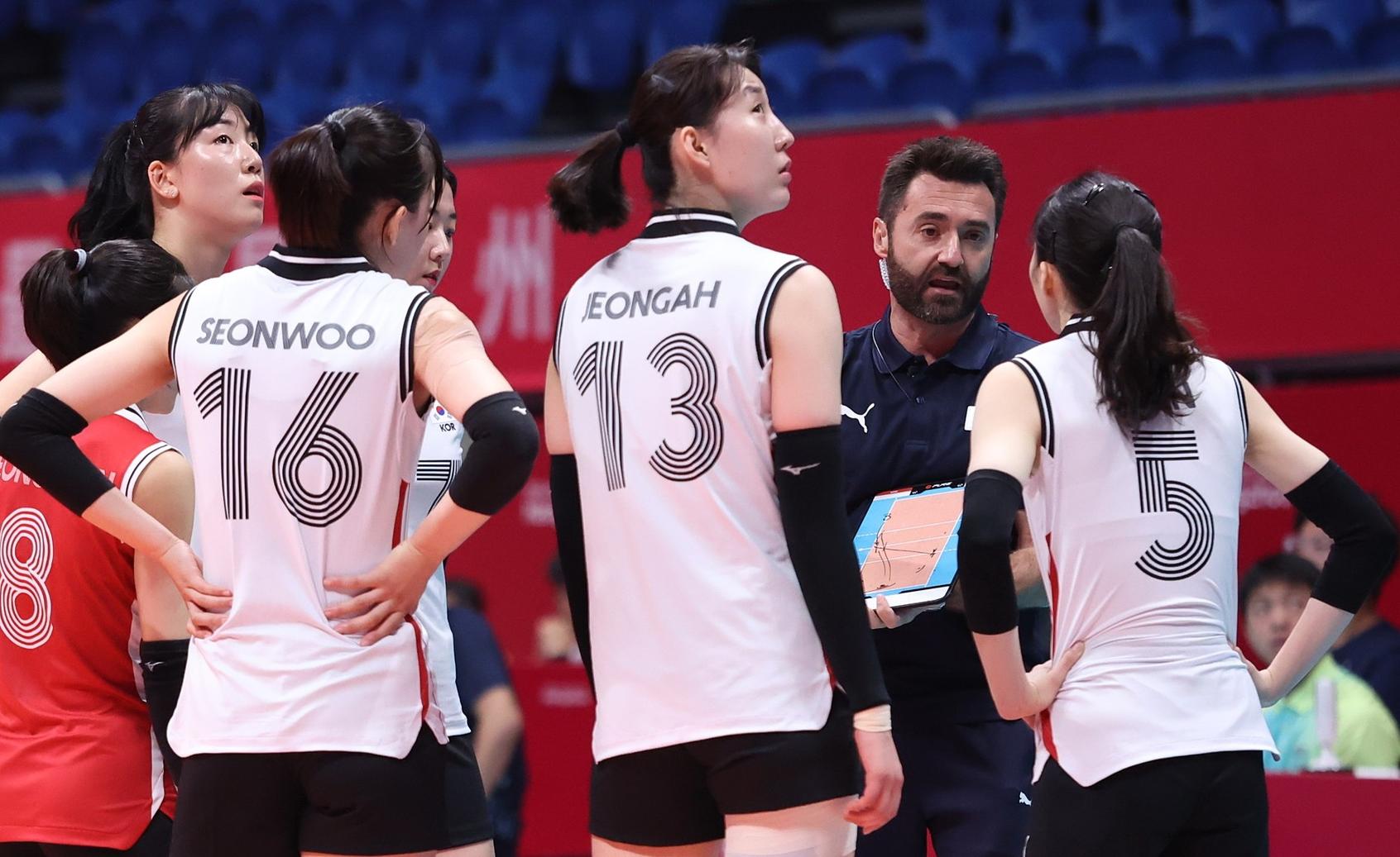 HLV bóng chuyền nữ Hàn Quốc buồn vì liên tục thua ngược Việt Nam