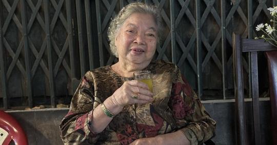 Nữ diễn viên 85 tuổi thích ngồi quán nước chè cắn hạt dưa, tâm sự bạn bè bất ngờ được phong NSƯT