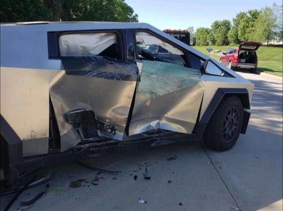 Xe Tesla Cybertruck liên tiếp gặp nạn, "bầm dập" nhưng có vẻ an toàn