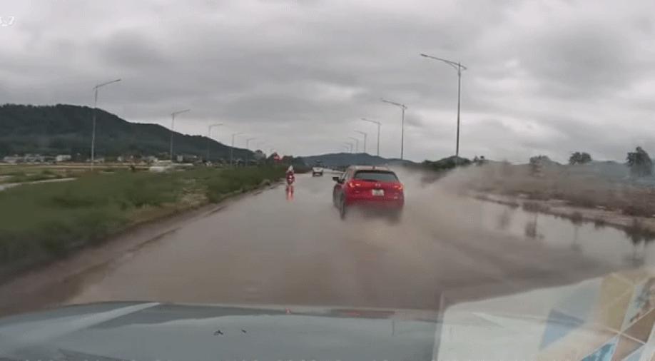 Phẫn nộ với tài xế ô tô lái chạy xe "rẽ sóng", tạt nước người đi đường