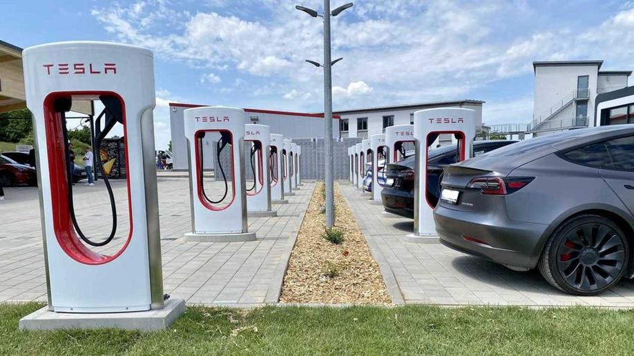 Vì sao Tesla giải tán bộ phận phụ trách trạm sạc nhanh Supercharger?