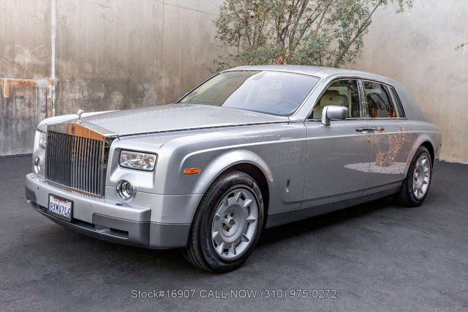 Mua xe Rolls-Royce Phantom cũ và nguy cơ "một tiền gà, ba tiền thóc"