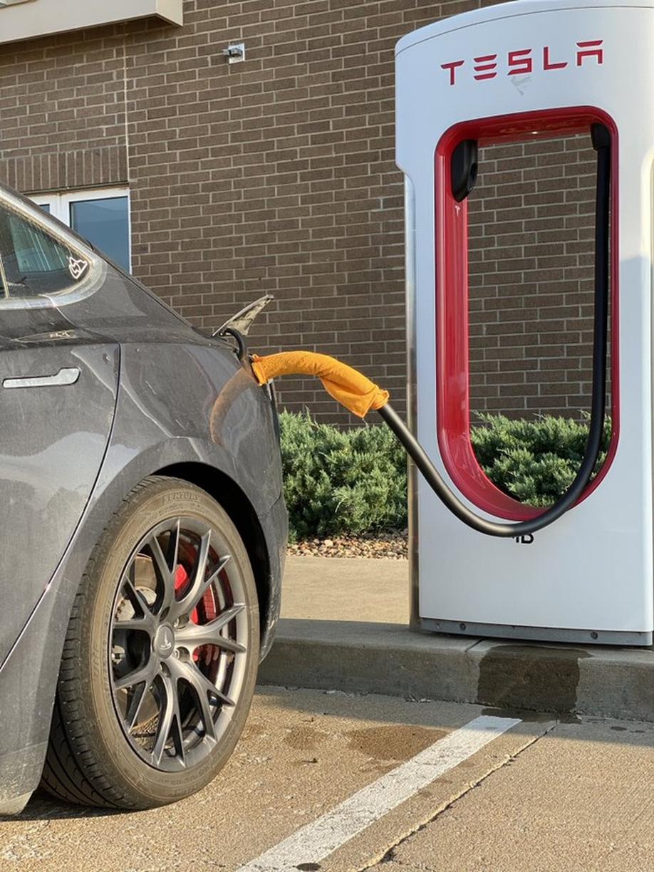 Chủ xe điện Tesla rủ nhau quấn khăn ướt để sạc pin nhanh hơn