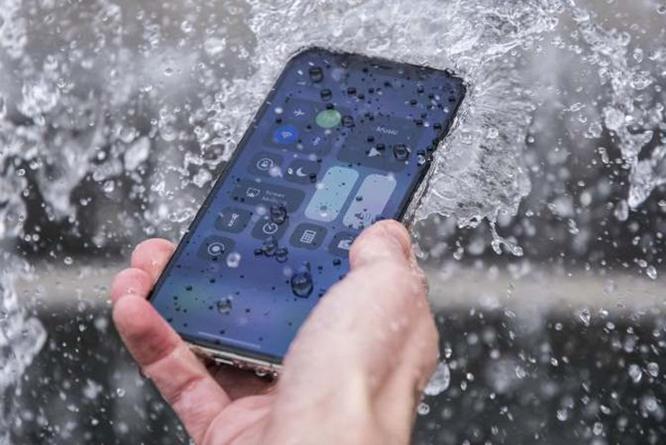 Apple khuyến cáo tránh xa thói quen khi iPhone rơi xuống nước