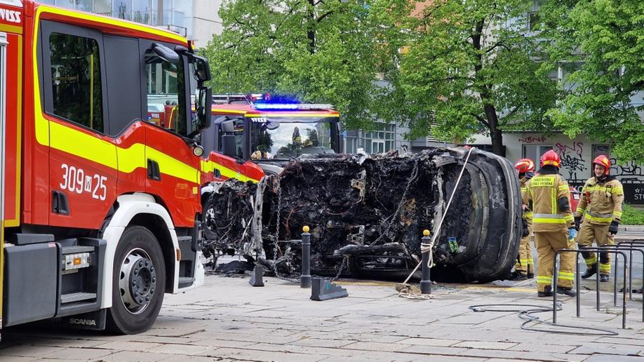 Hiện trường "tan hoang" của vụ cháy xe điện tại Ba Lan, pin rơi đầy đường