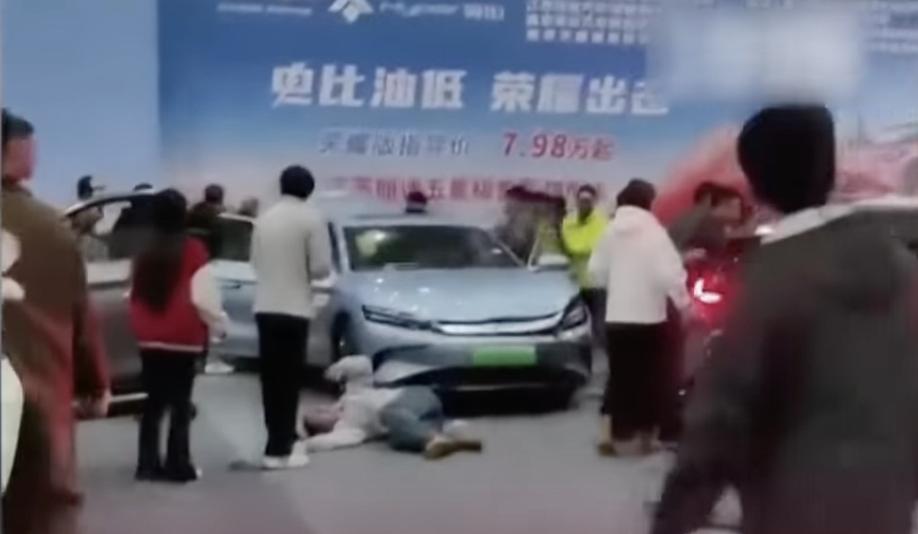 Xe điện Trung Quốc "mất lái", gây náo loạn triển lãm ô tô