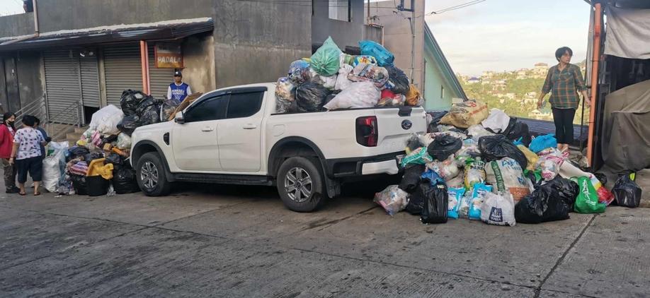 Chiếc xe bán tải Ford Ranger bị chất đầy rác vì đỗ không đúng chỗ