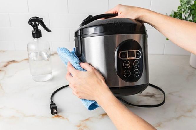 Làm sạch cặn và mùi trong nồi cơm điện bằng hai dụng cụ đơn giản