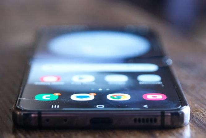 Galaxy Z Fold 6 sẽ giúp "khai sáng" iPhone màn hình gập
