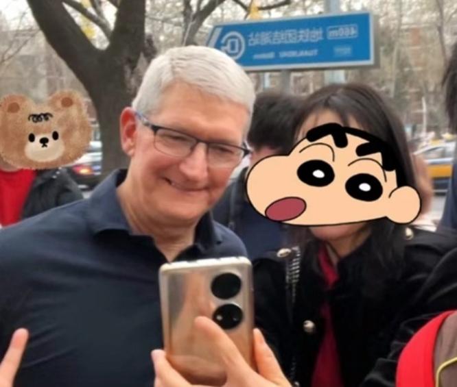 Vẻ mặt Tim Cook khi selfie với chủ nhân điện thoại Huawei