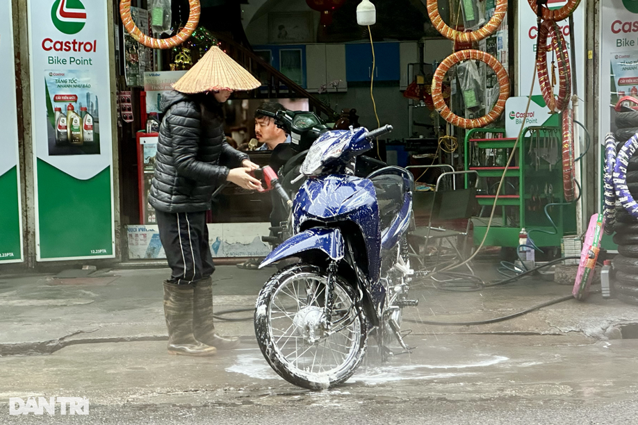 Cần dẹp việc rửa xe máy giữa lòng đường, làm khổ người tham gia giao thông