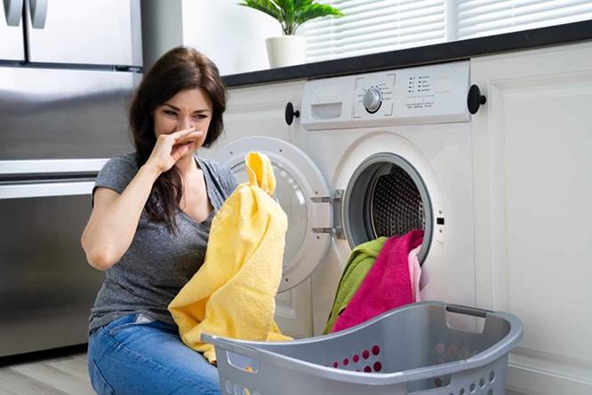 Những cách tốt nhất để loại bỏ mùi hôi và làm máy giặt trông như mới