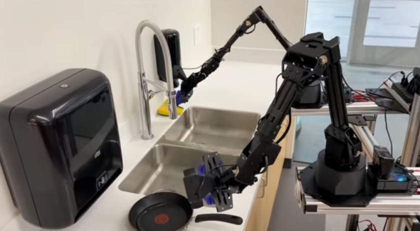 Video: Robot nấu ăn "đỉnh" như đầu bếp, giá 787 triệu đồng